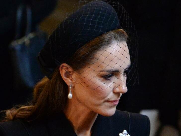 Кейт Миддлтон в черном приталенном платье и шляпке с вуалью и принц Уильям с детьми появились на панихиде