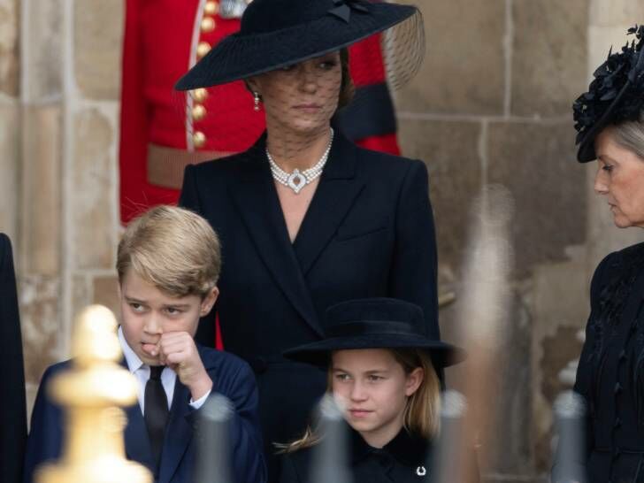 Миддлтон научила: принц Джордж и принцесса Шарлотта выразили почтение королеве на похоронах, как взрослые