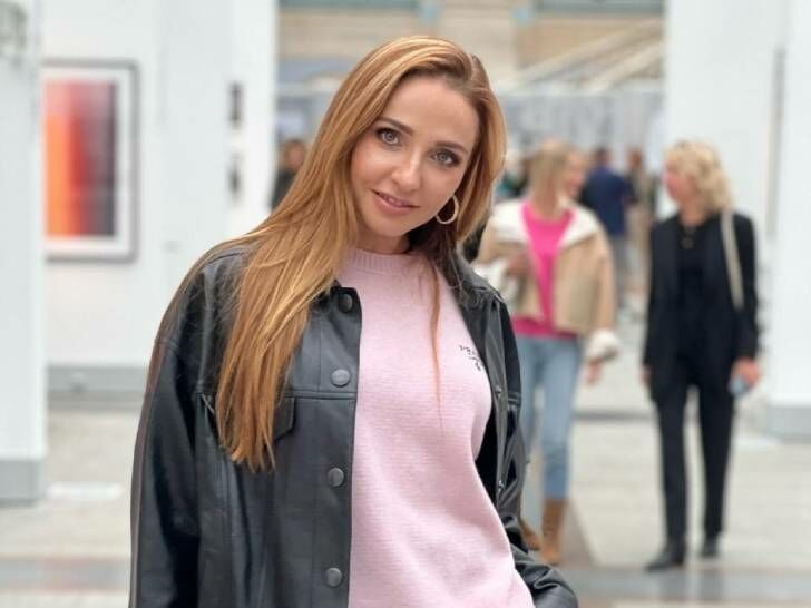 Модный total look: Татьяна Навка в кожаных брюках и куртке-рубашке предстала на ярмарке искусств