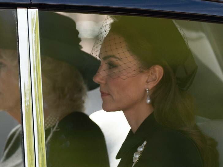 Сдержанность и элегантность: Миддлтон в черном платье-пальто и шляпке появилась с принцем Уильямом на траурной церемонии