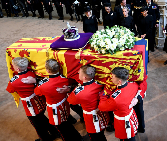 Скандал на прощании с Елизаветой II: незнакомец посягнул на гроб с телом королевы