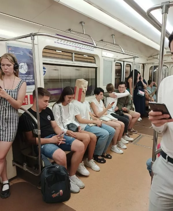Смешные модники в метро