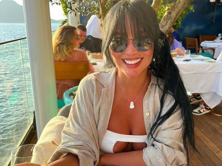 31-летняя жена Александра Цекало снялась на пляже в мини-бикини (фото)