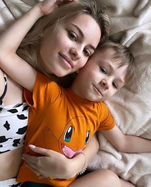 «Для ревности причины нет»: новая девушка Ивана Жидкова об отношениях с его сыном 