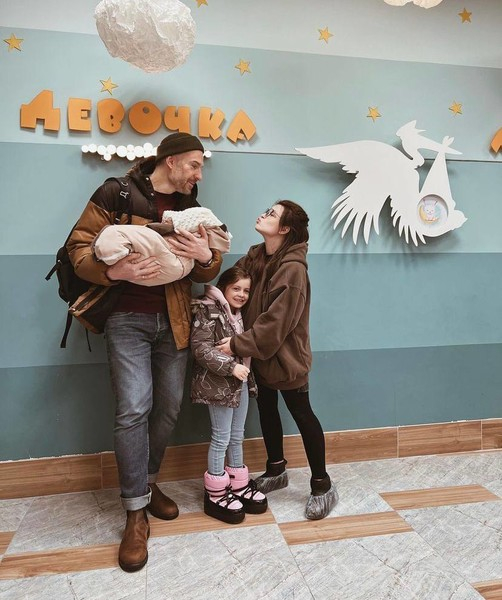 Сын Татьяны Васильевой забрал жену и дочь из роддома — фото