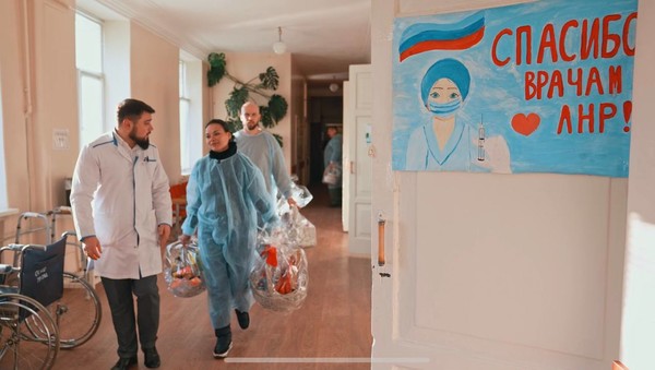 Дочь Сергея Шойгу и рэпер ST привезли гуманитарную помощь детям Донбасса