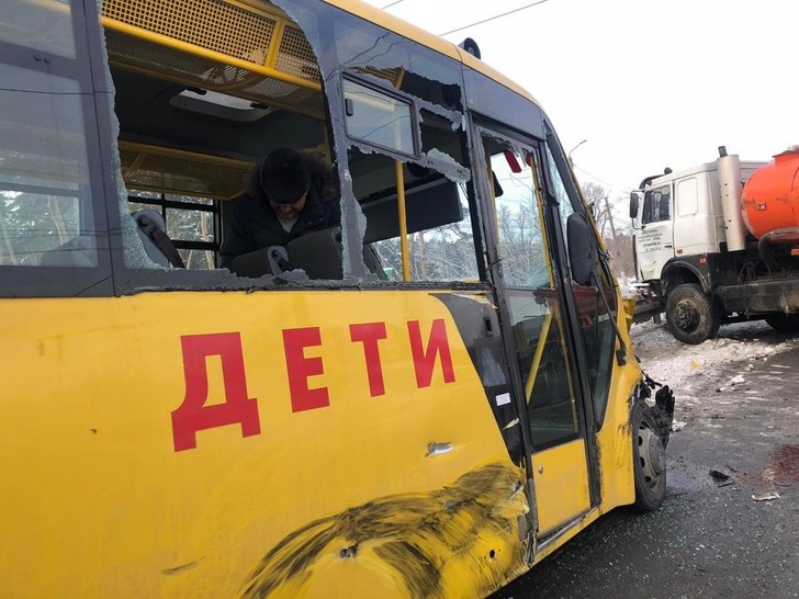 Хвост автобуса всмятку. В ДТП на юго-востоке Москвы пострадали пятеро детей