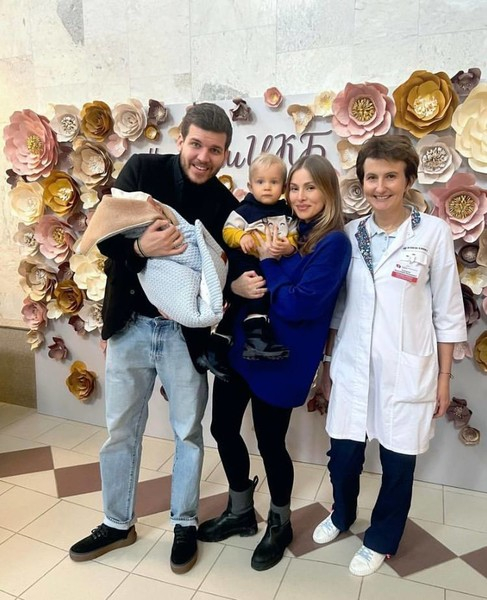Тата Бондарчук выписалась из роддома и познакомила младшего сына с братом