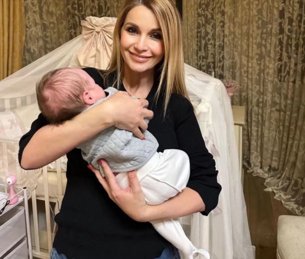 Ольга Орлова представила публике недавно рожденную дочь