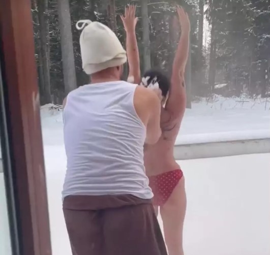 50-летняя Наташа Королева снялась топлес на снегу